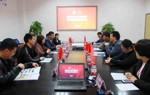 1556435230995610.jpg 配图1 郑州科技学院和云和数据党建交流活动圆满结束.jpg