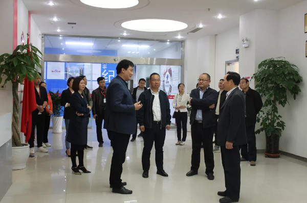 1556607707216391.jpg 配图2 河南现代教育科技集团领导莅临云和数据指导工作.jpg