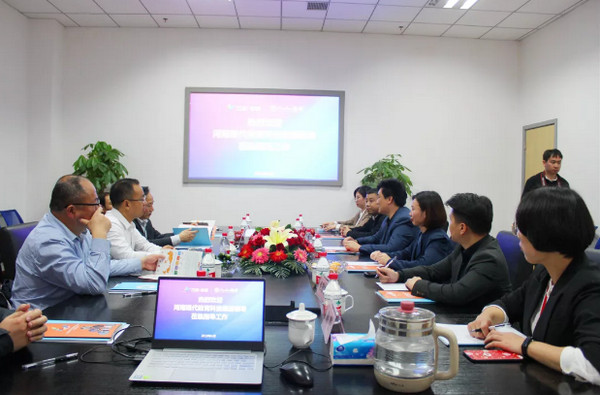 1556607737578386.jpg 配图6 河南现代教育科技集团领导莅临云和数据指导工作.jpg