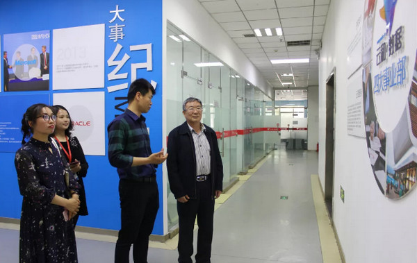 1558317528556955.jpg 配图1 郑州理工职业学院领导莅临云和数据参观交流.jpg