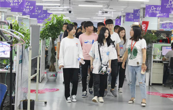 1558405066105709.jpg 配图1 许昌职业技术学院与郑州电子信息职业技术学院师生参观云和数据.jpg